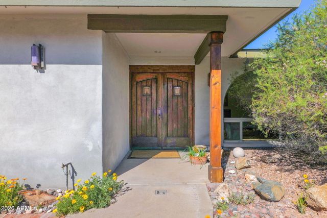 2818 E CALAVEROS Drive, Phoenix, AZ 85028