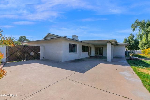 2818 E CALAVEROS Drive, Phoenix, AZ 85028