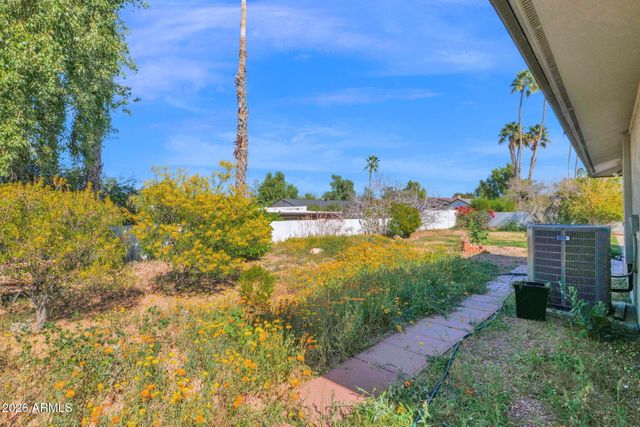 2818 E CALAVEROS Drive, Phoenix, AZ 85028