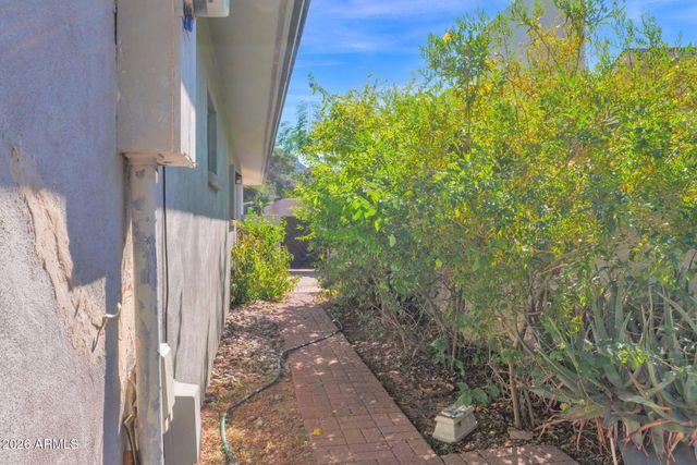 2818 E CALAVEROS Drive, Phoenix, AZ 85028