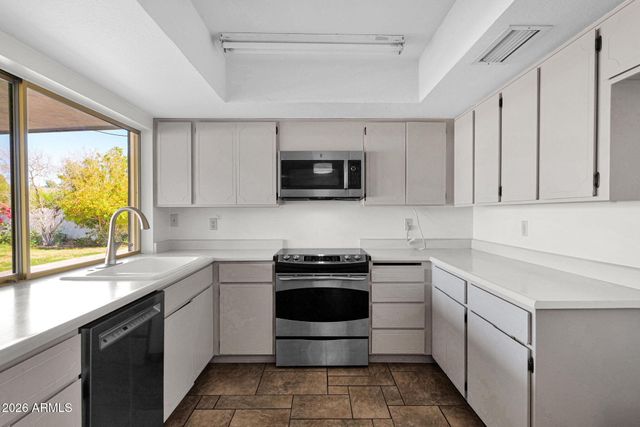 2818 E CALAVEROS Drive, Phoenix, AZ 85028