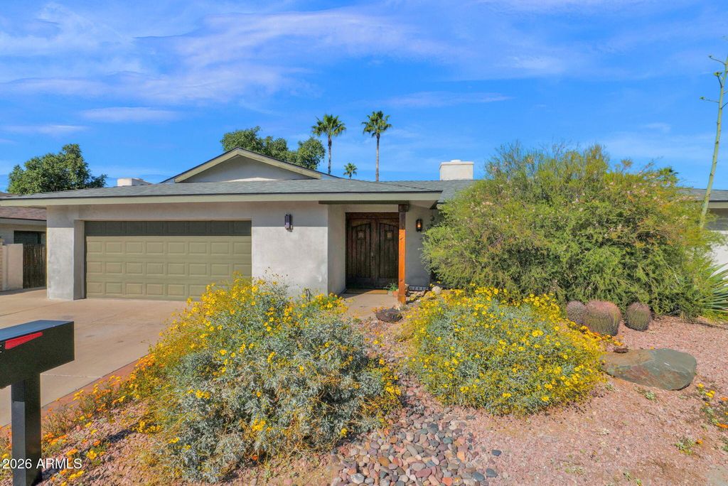 2818 E CALAVEROS Drive, Phoenix, AZ 85028