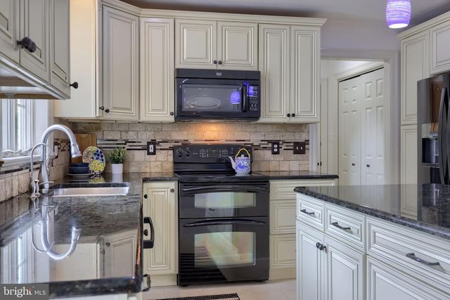 421 RHODA DRIVE, Lancaster, PA 17601