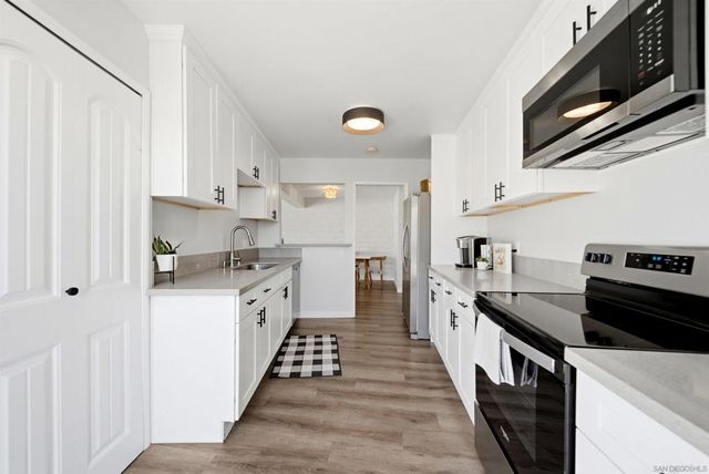 2544 Navarra Dr 12, Carlsbad, CA 92009