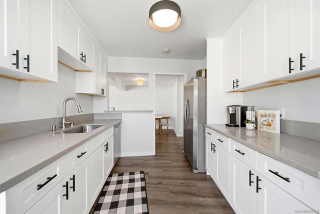 2544 Navarra Dr 12, Carlsbad, CA 92009