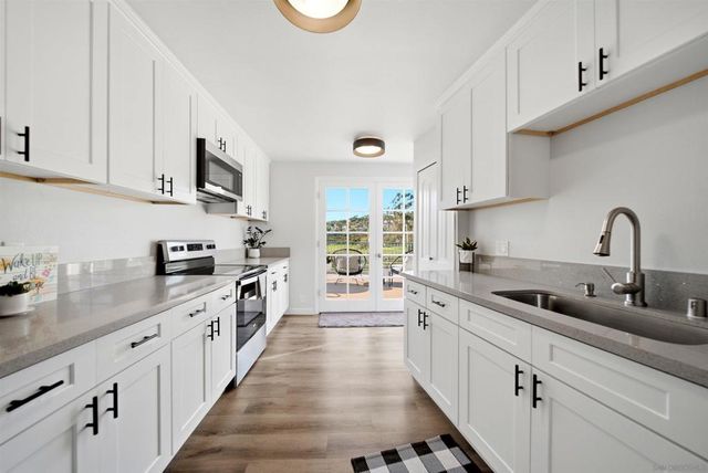 2544 Navarra Dr 12, Carlsbad, CA 92009