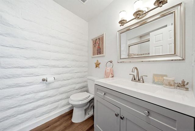 2544 Navarra Dr 12, Carlsbad, CA 92009