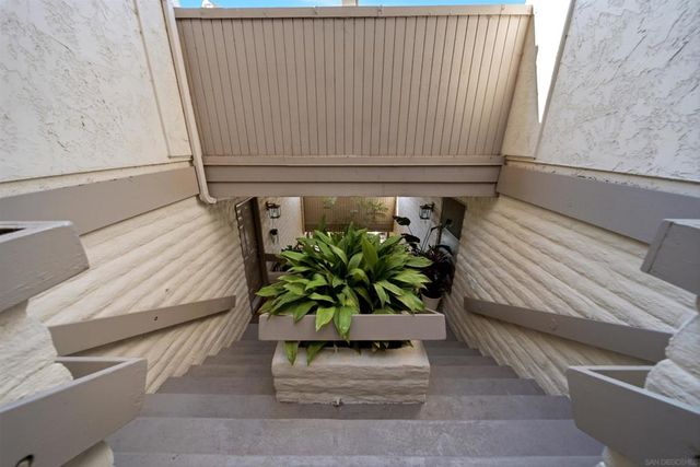 2544 Navarra Dr 12, Carlsbad, CA 92009