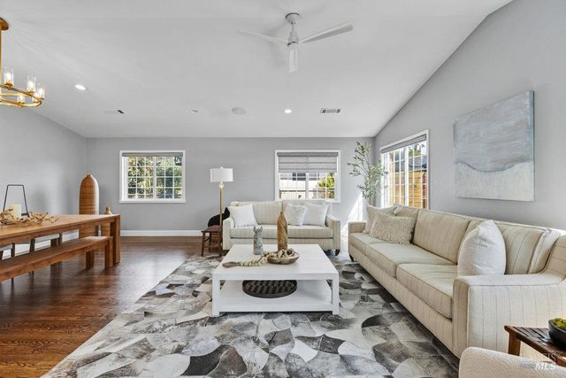 1022 Berry Ln, Napa, CA 94558