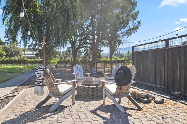 1022 Berry Ln, Napa, CA 94558