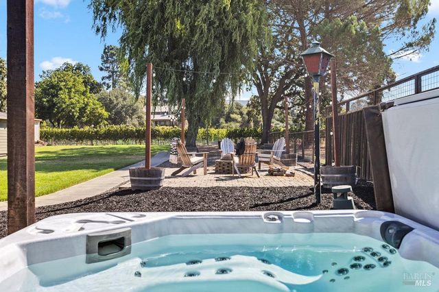 1022 Berry Ln, Napa, CA 94558