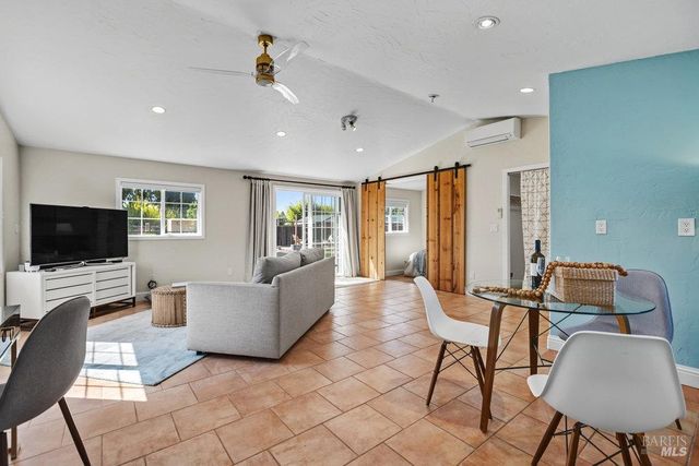 1022 Berry Ln, Napa, CA 94558