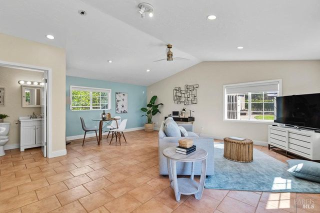 1022 Berry Ln, Napa, CA 94558