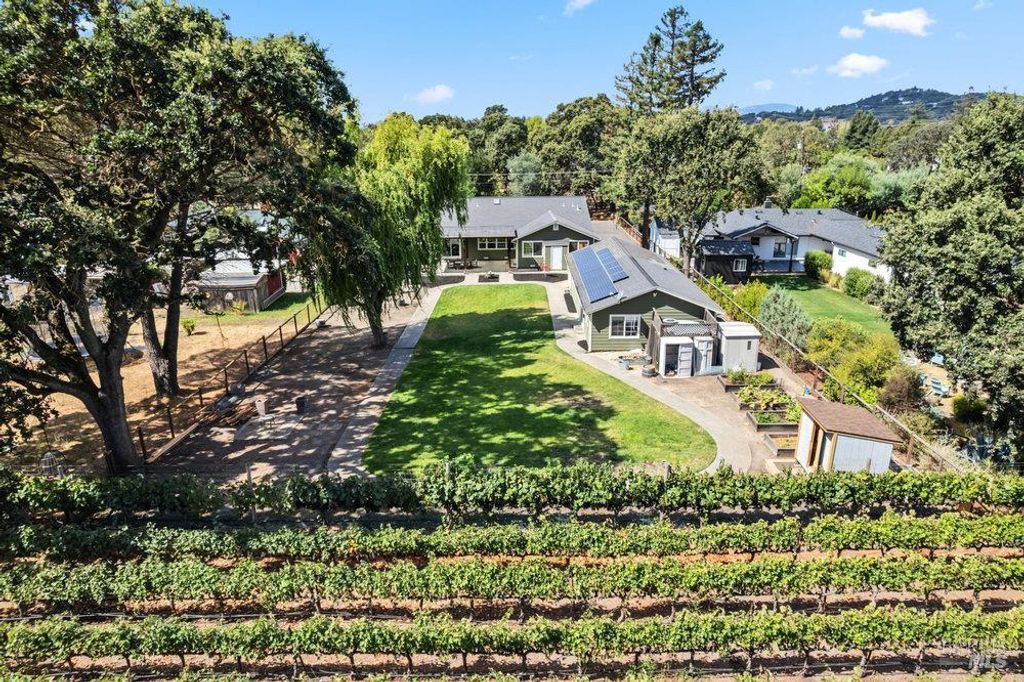1022 Berry Ln, Napa, CA 94558