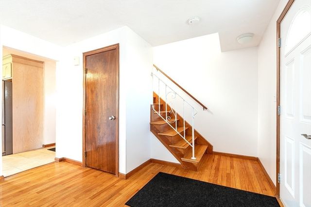 2 Marigold Ave, Wellesley, MA 02482