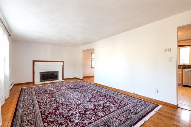 2 Marigold Ave, Wellesley, MA 02482