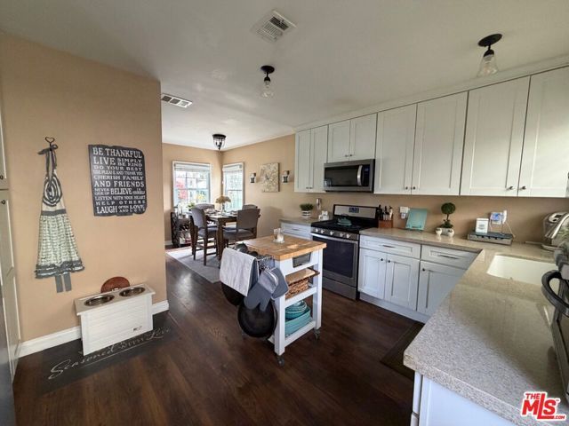 7713 Genesta Avenue, Los Angeles, CA 91406