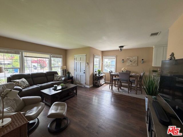 7713 Genesta Avenue, Los Angeles, CA 91406