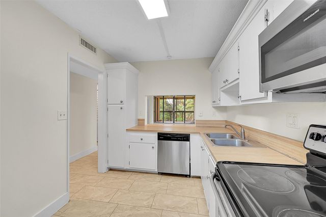 8415 Forest Hills Dr 305, Coral Springs, FL 33065