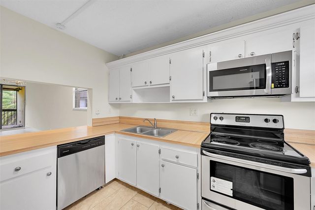 8415 Forest Hills Dr 305, Coral Springs, FL 33065