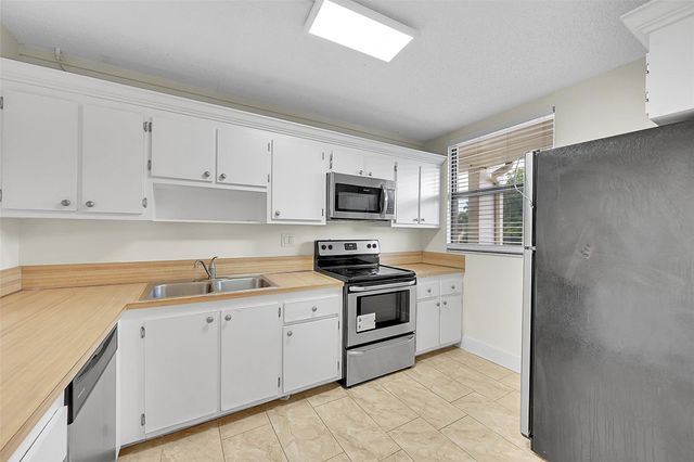 8415 Forest Hills Dr 305, Coral Springs, FL 33065