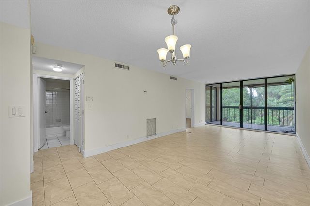 8415 Forest Hills Dr 305, Coral Springs, FL 33065