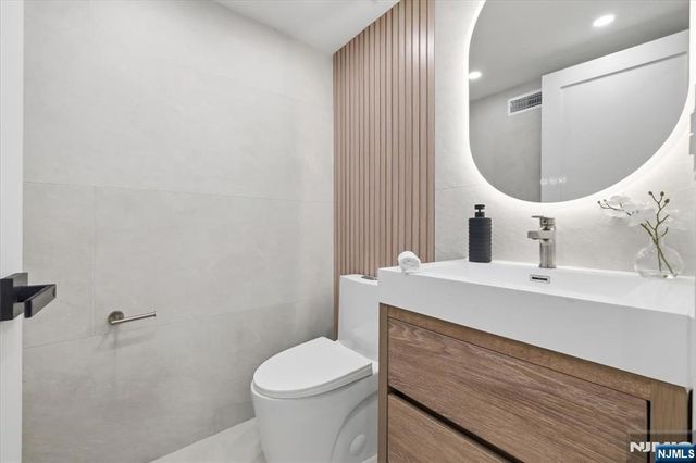 370 French Court, Teaneck, NJ 07666