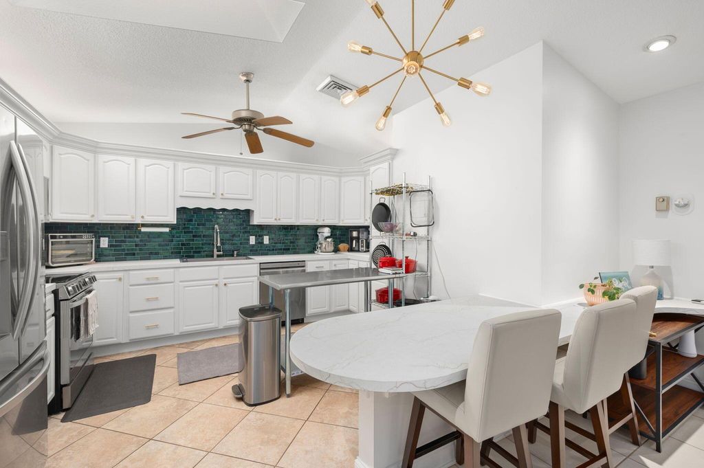 1433 Captains Walk 18d, Fort Pierce, FL 34950