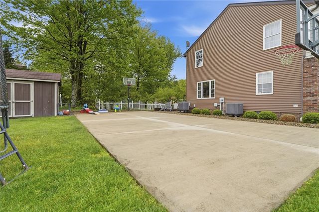 3328 Long Branch Dr, Neshannock Twp, PA 16105