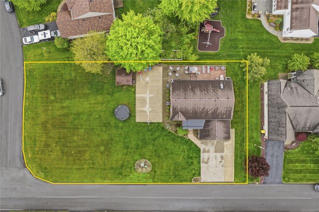 3328 Long Branch Dr, Neshannock Twp, PA 16105