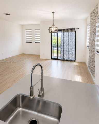 15560 SW 136th St 201, Miami, FL 33196