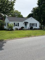 51 John St, East Longmeadow, MA 01028