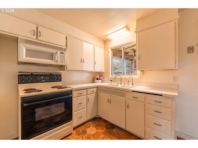 630 GILBERT St, Eugene, OR 97402