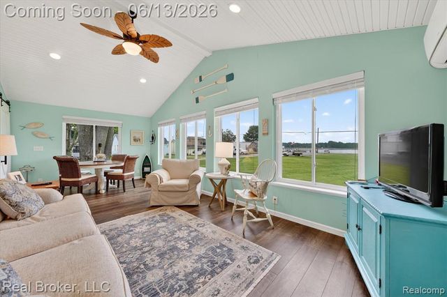 125 Maple Avenue, Harsens Island, MI 48028
