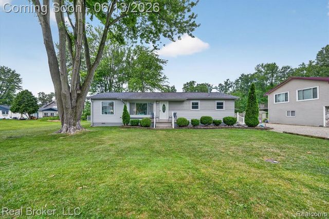125 Maple Avenue, Harsens Island, MI 48028
