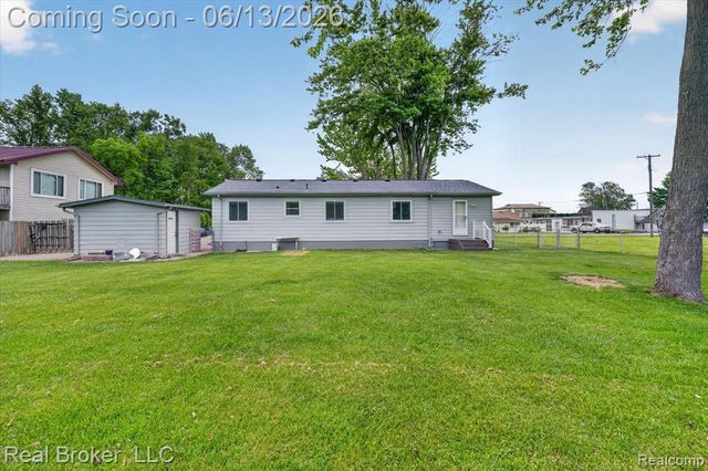 125 Maple Avenue, Harsens Island, MI 48028