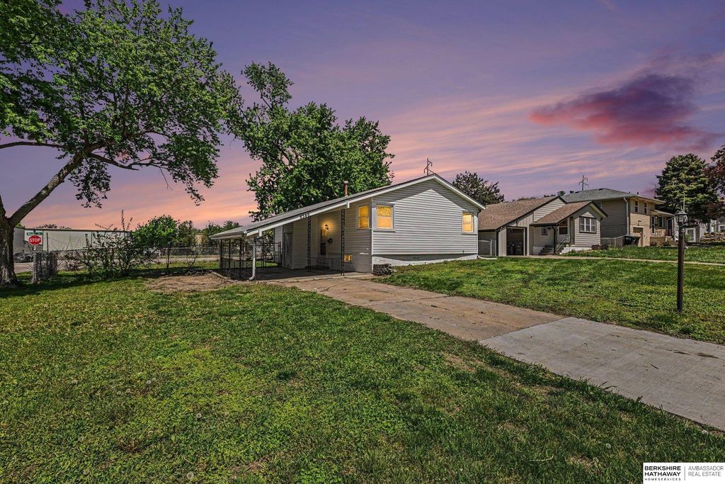 8346 Parker Court, Omaha, NE 68114