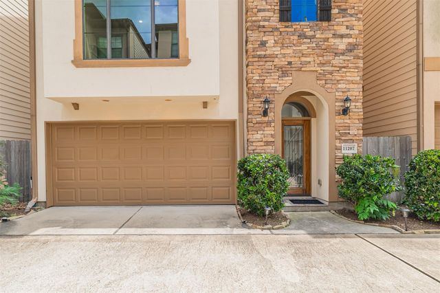 11207 Tramonto Drive, Houston, TX 77042