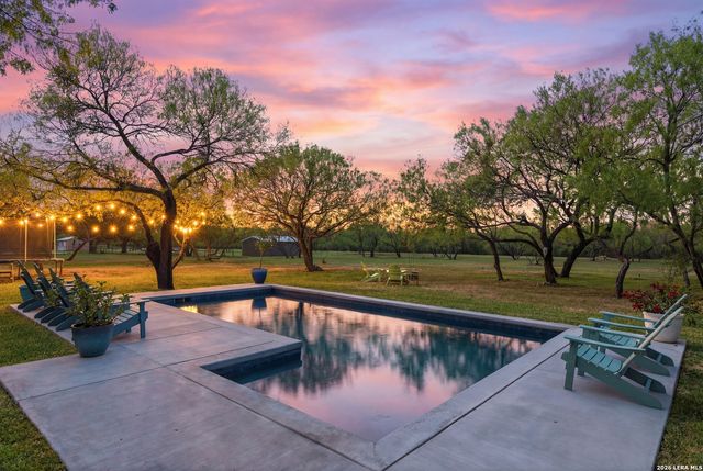 105 Old Campbell Rd, Seguin, TX 78155