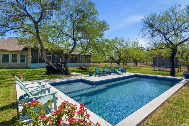 105 Old Campbell Rd, Seguin, TX 78155
