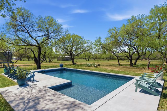 105 Old Campbell Rd, Seguin, TX 78155