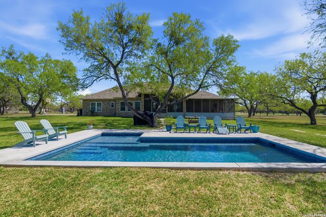 105 Old Campbell Rd, Seguin, TX 78155