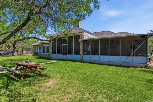 105 Old Campbell Rd, Seguin, TX 78155