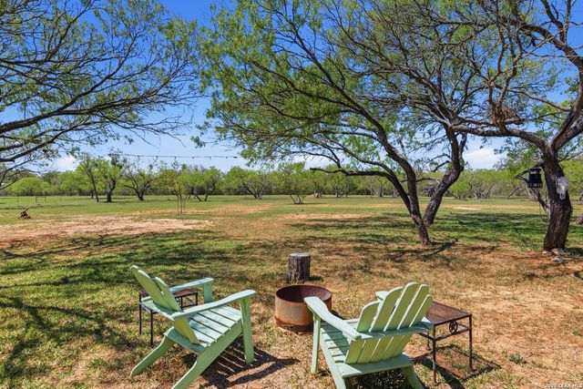 105 Old Campbell Rd, Seguin, TX 78155