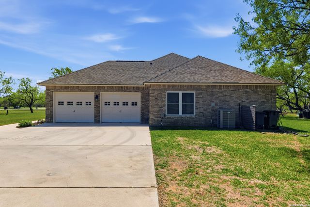 105 Old Campbell Rd, Seguin, TX 78155