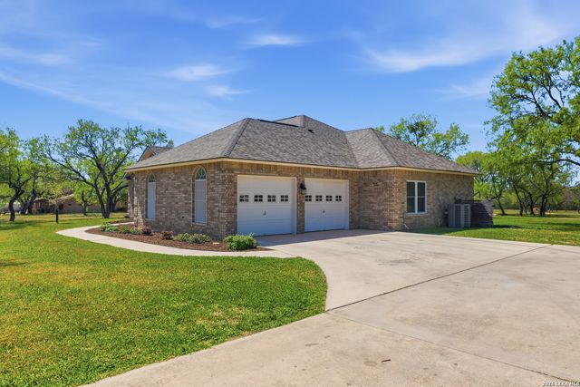 105 Old Campbell Rd, Seguin, TX 78155