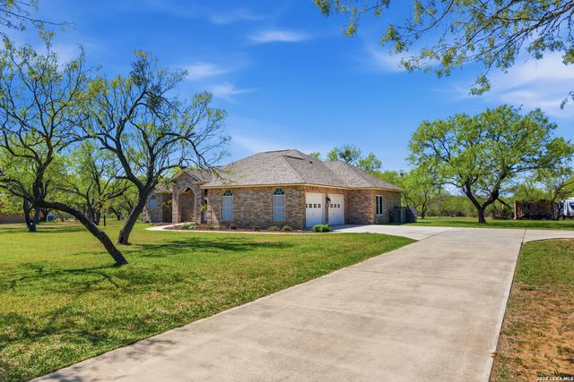 105 Old Campbell Rd, Seguin, TX 78155