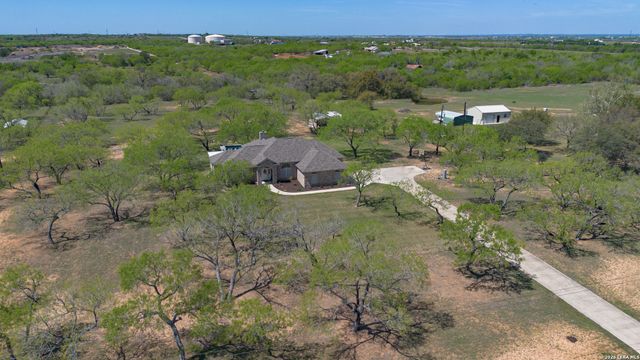 105 Old Campbell Rd, Seguin, TX 78155