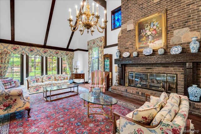 281 Chestnut Circle, Bloomfield Charter Township, MI 48304
