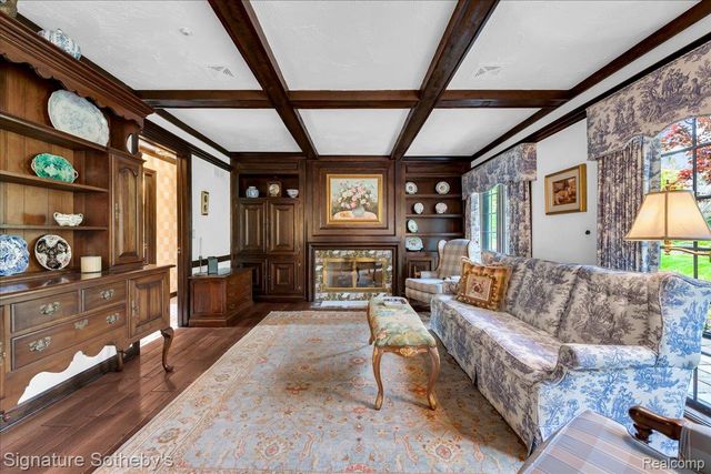 281 Chestnut Circle, Bloomfield Charter Township, MI 48304